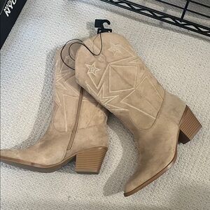 👢 WOMENS 👢 No Boundaries Beige Heeled Boots